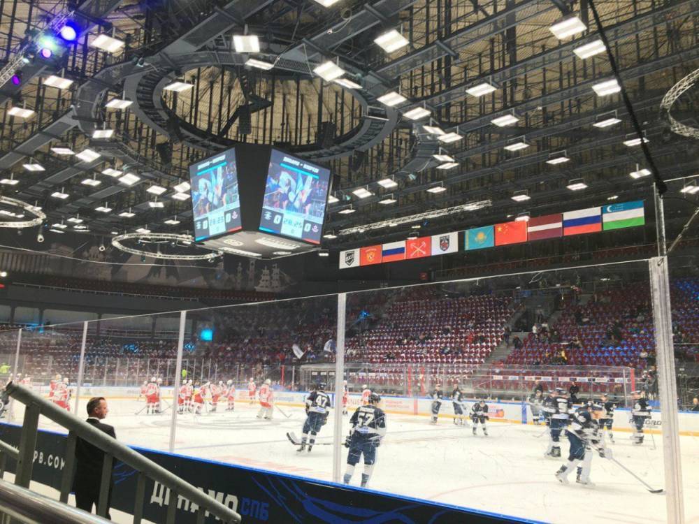 «Динамо» и «Звезда» вышли на лед «Юбилейного» перед хоккейным матчем ВХЛ