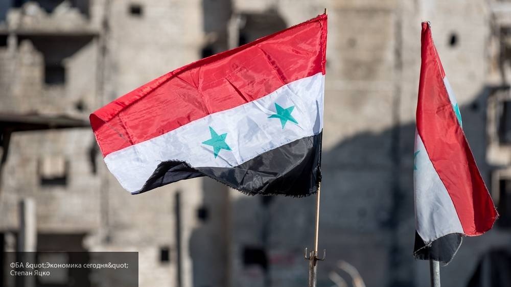 Жители сирийской Ракки встречают армию САР с флагами