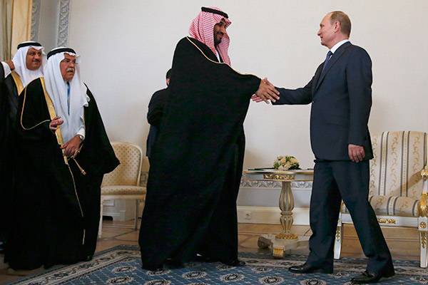 Путин привёз подарки: королю — кречета, принцу — изделие из бивня мамонта