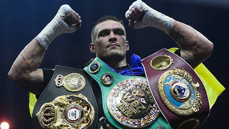 Боксер Александр Усик победил в дебютном бою в супертяжелом весе
