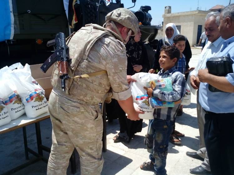 Российские офицеры раздали сирийским школьникам портфели и продуктовые наборы