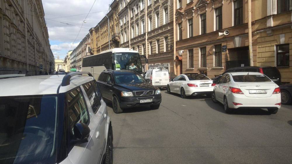 «НЕВСКИЕ НОВОСТИ» выяснили, есть ли в центре Петербурга место туристическим автобусам