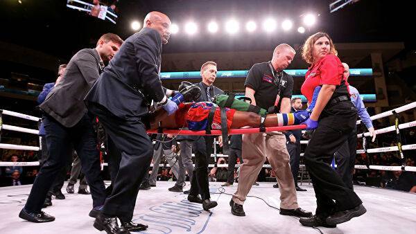 Американский боксер впал в кому после нокаута в андеркарде боя Усика