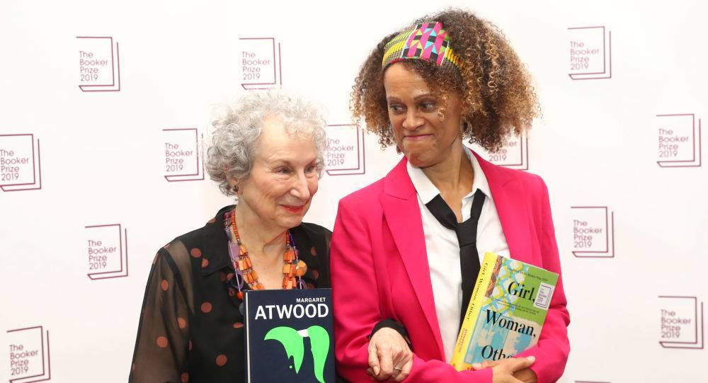 Букеровскую премию получили Маргарет Этвуд и Бернардин Эваристо — за сиквел «Рассказа служанки» и роман о чернокожих британцах