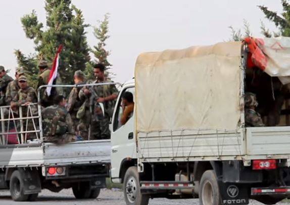 В сети появилось видео встречи конвоя сирийской армии с отступающими военными США