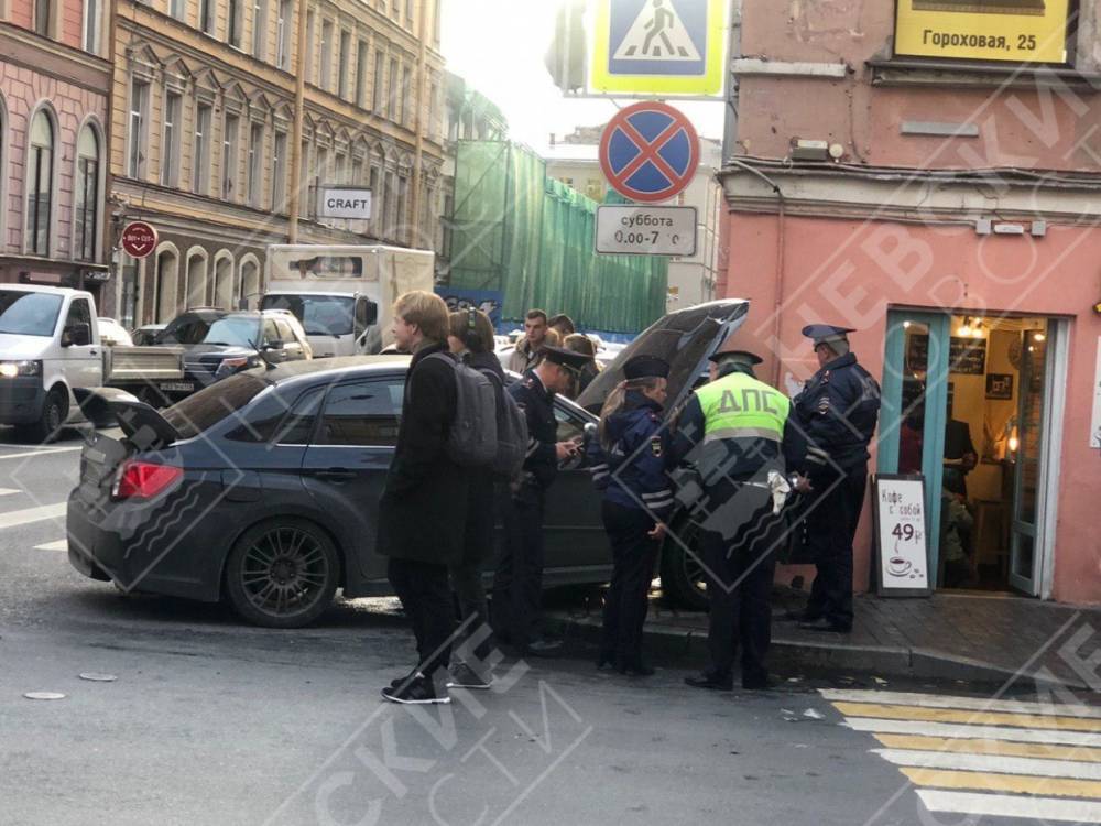 Появились кадры с места наезда на пешеходов у кафе на Гороховой