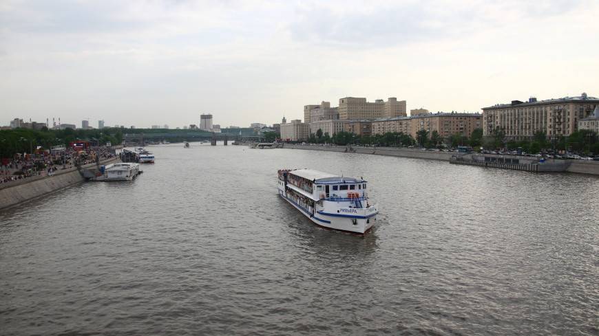 Власти столицы объяснили окрашивание воды в Москва-реке