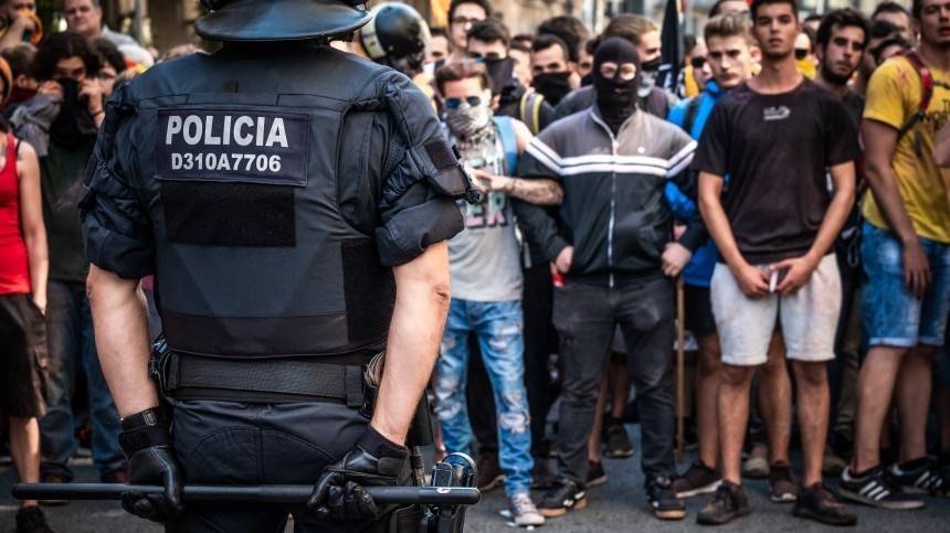 Сторонники независимости столкнулись с полицией в аэропорту Барселоны