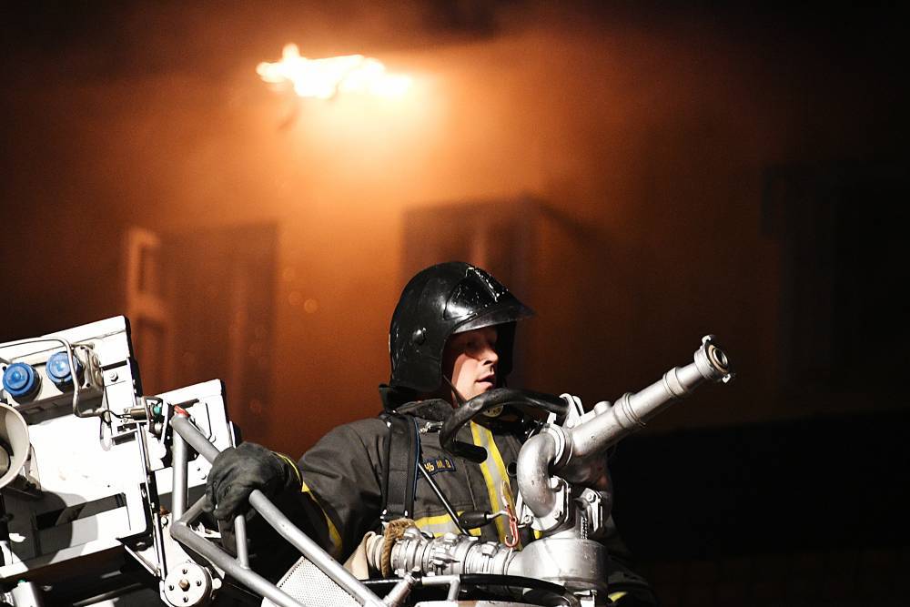 В горящем доме в Казани погибли два человека
