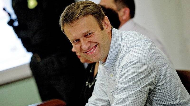 Навальный устроил клоунаду в аэропорту, чтобы скрыть поездку к спонсорам в США