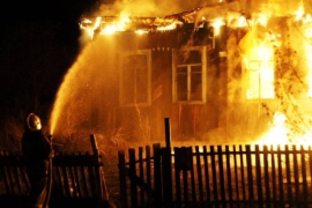 В Дырносе 16 огнеборцев почти четыре часа тушили дачный дом