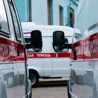 Пассажирский микроавтобус врезался в столб в Санкт-Петербурге