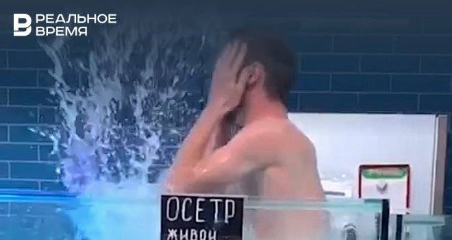 Соцсети: В Казани мужчина искупался в аквариуме супермаркета