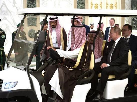 На встрече Путина с королем саудитов чиновники прятали левые руки