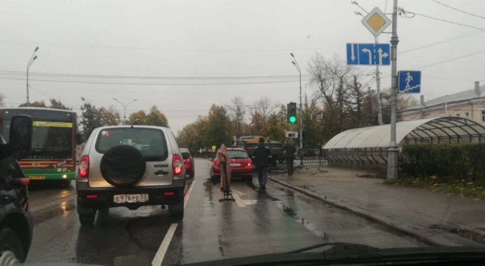 В Великом Новгороде грузовик протаранил ограждение у подземного перехода