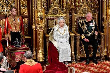 Елизавета II впервые нарушила традицию из-за тяжелой короны