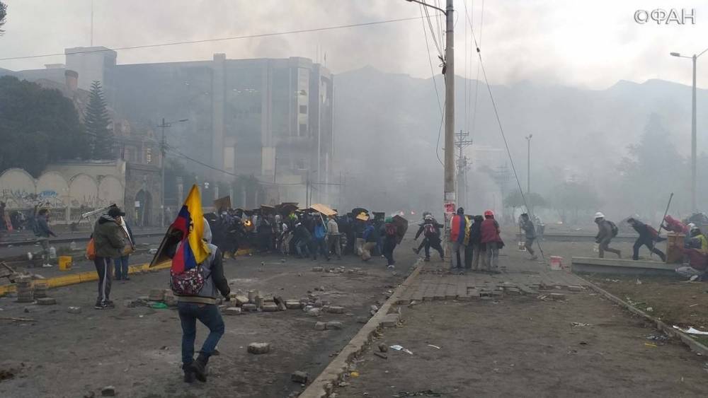 Демонстранты сожгли полицейский участок и отель в Кито