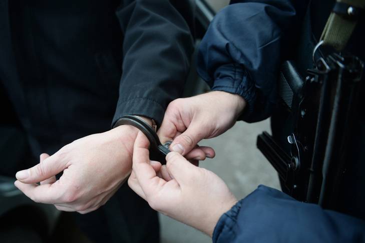 В Астрахани задержали троих полицейских, подозреваемых в фальсификации дела о наркопритоне