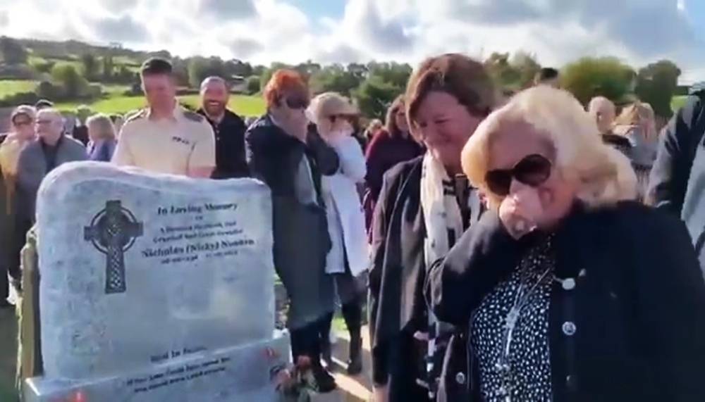Кричащий из гроба мужчина рассмешил семью на своих похоронах (видео)