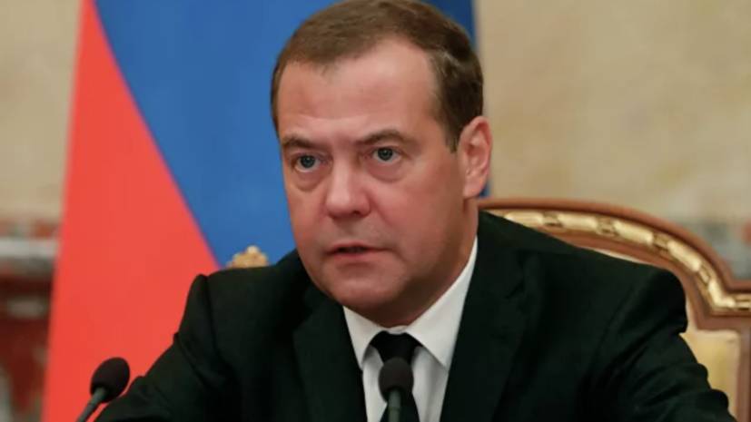 Медведев поручил Минприроды и МЧС улучшить авиалесоохрану