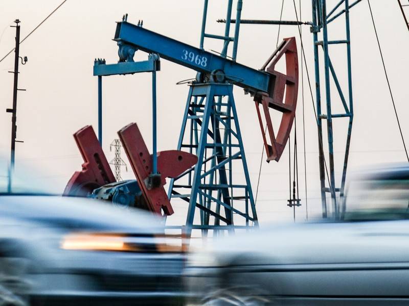 Нефть дешевеет в мире на фоне опасений по торговле