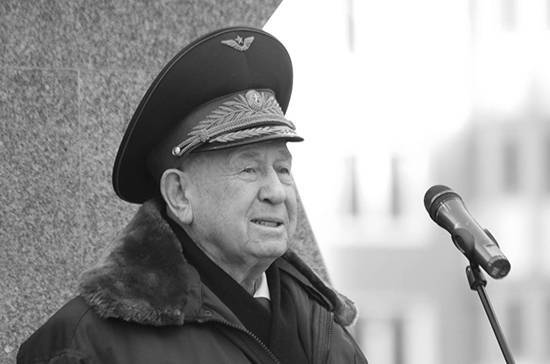 Космонавта Леонова похоронили с воинскими почестями
