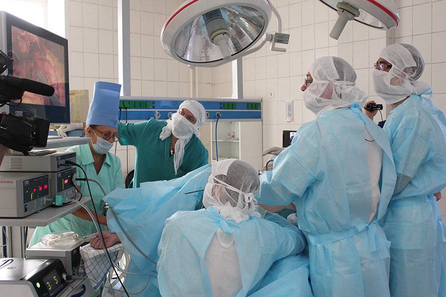 Московские врачи вырезали у пациентки гигантскую опухоль размером с микроволновку