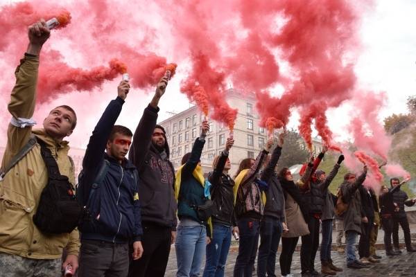 В Киеве националисты вышли на марш против политики президента по Донбассу
