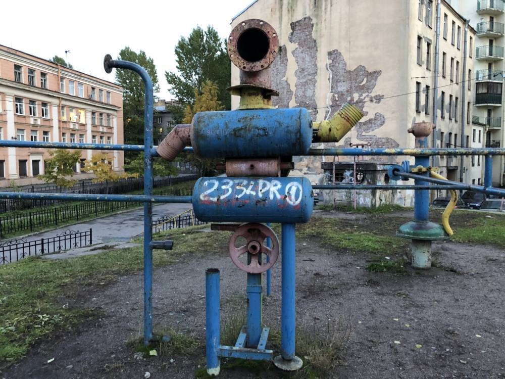Психоделичные советские скульптуры на Нарвском проспекте перестанут пугать детей