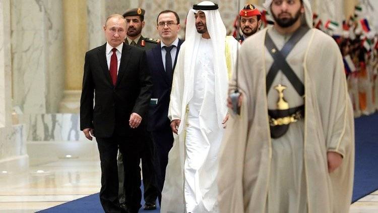 Путин подарил наследному принцу Абу-Даби краснокнижного кречета
