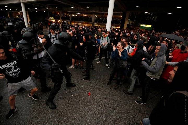 В результате столкновений с полицией в Барселоне пострадали более ста человек