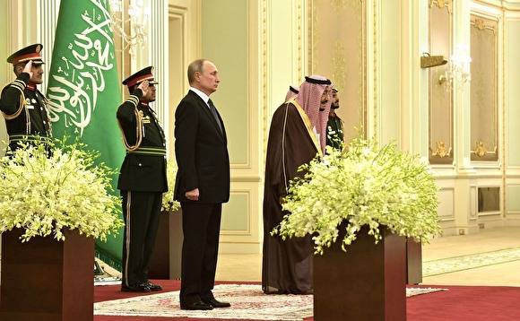 Саудовский оркестр попытался сыграть гимн РФ во время встречи Путина. Но не попал в ноты