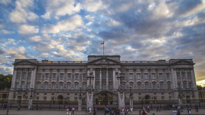 Муж актрисы Оливии Колман украл туалетную бумагу из Букингемского дворца