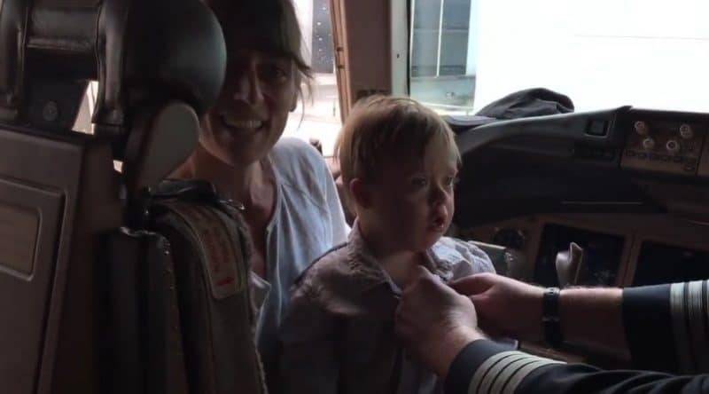 Пилот, совершавший последний рейс, передал свой значок 2-летнему ребенку, который впервые летел на самолете
