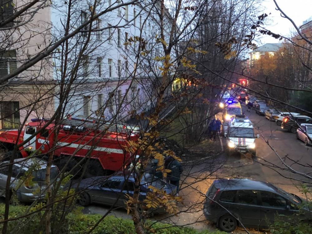 11 машин экстренных служб собрались в центре Мурманска из-за старинных часов