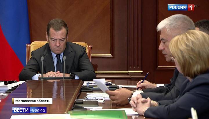Медведев назвал "безобразием" годами длящиеся согласования поручений президента