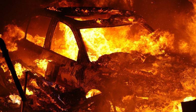 В Медвежьегорске горел автомобиль