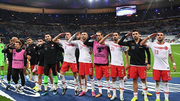 УЕФА расследует возможную провокацию футболистов сборной Турции