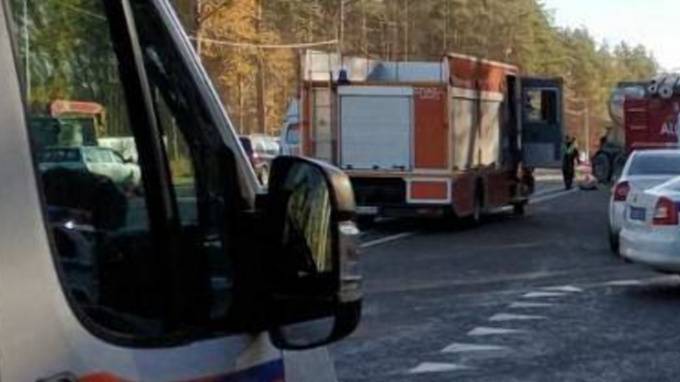Под Калугой грузовик на встречке протаранил 2 легковушки, погибли 4 человека