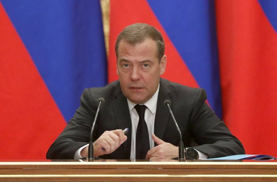 Медведев поручил ввести единые правила регулирования аэропортов Москвы