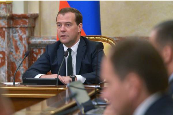Бесконечный поток бюрократии: Медведев объяснил, зачем нужна «регуляторная гильотина»