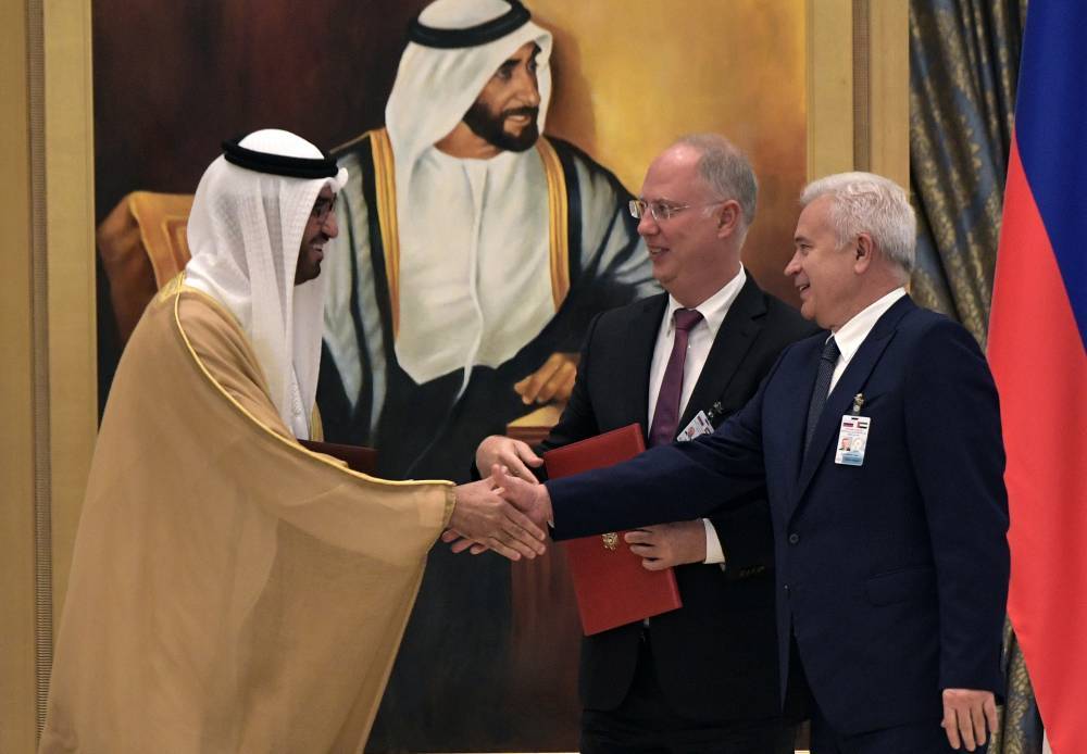 Дзюдоисты подарили Путину черный пояс в ОАЭ