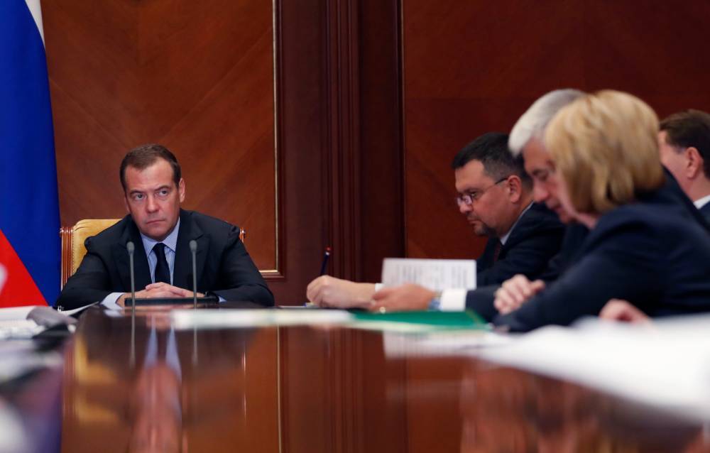 "Полное безобразие": Медведев распек чиновников за бюрократизм