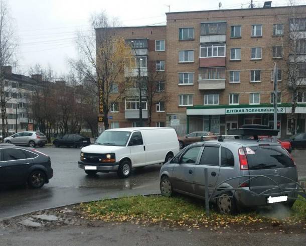 В центре Сыктывкара иномарка вылетела на обочину после столкновения с ВАЗом