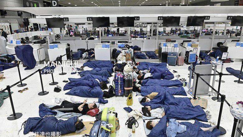 Из-за тайфуна российские туристы застряли в аэропорту Токио