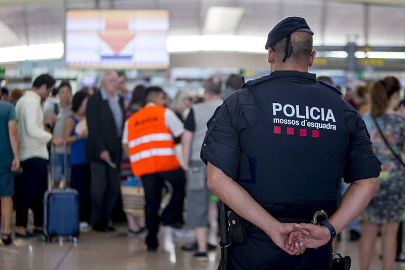 Видео столкновений полиции и протестующих в аэропорту Барселоны