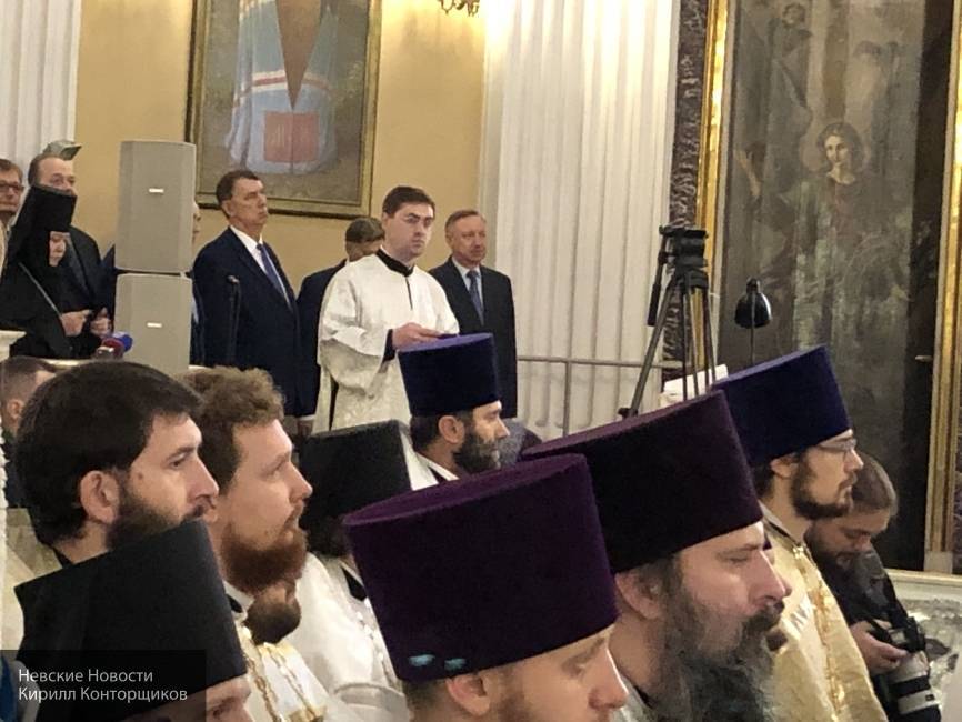 Беглов принял участие в литургии в Свято-Троицком соборе Александро-Невской лавры