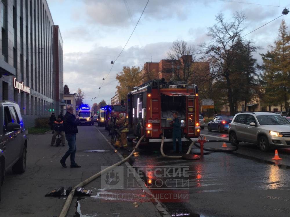 19 спасателей потушили горящую двушку на Большом Сампсониевском за два часа