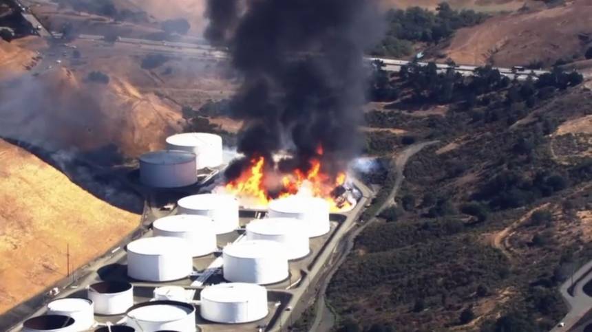Видео: три резервуара полыхают на американской нефтебазе