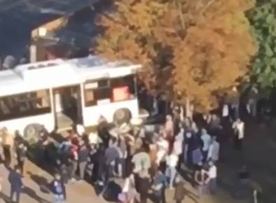 Автобус протаранил остановку с людьми в Ростове-на-Дону